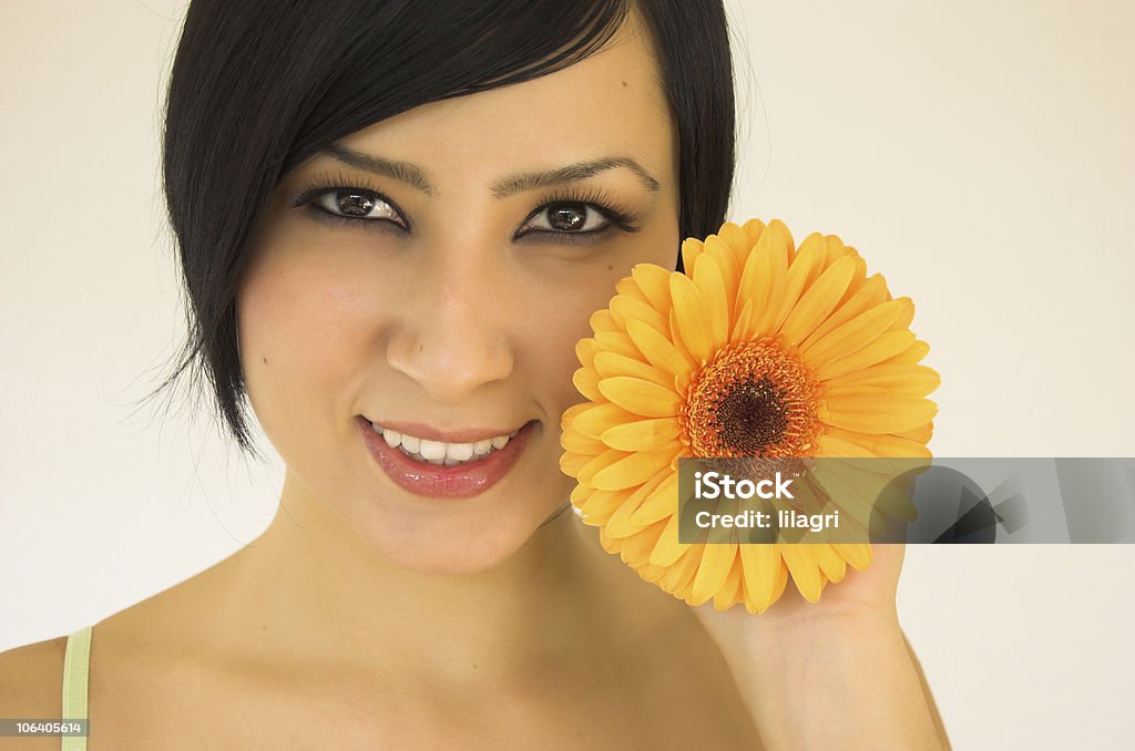 Jeune femme avec fleur - Photo de Adulte libre de droits