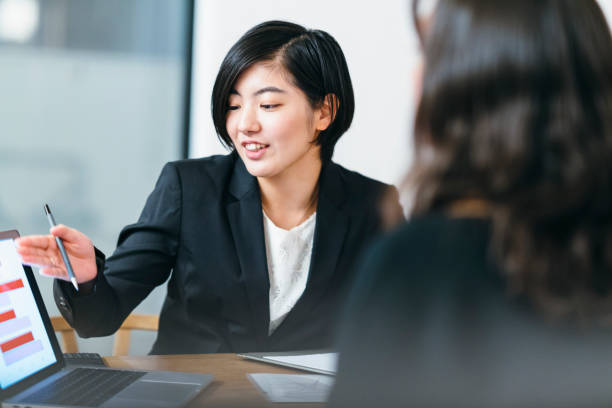 consultor de negócios japonês, dando conselhos para seu cliente em casa - somente japonês - fotografias e filmes do acervo