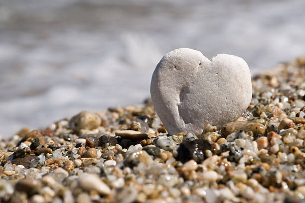 Pequeno Coração de pedras na praia - fotografia de stock