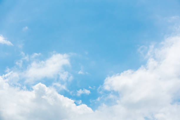 cielo blu con nuvole bianche. - cumulus cloud condensation sky blue foto e immagini stock