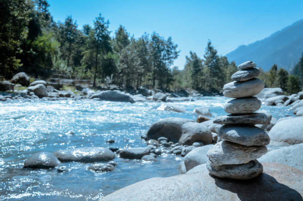 montón de la pila de piedra blanca de la decoración de la roca en la composición de estilo vertical, espacio de copia. - travel famous place balanced rock beauty in nature fotografías e imágenes de stock