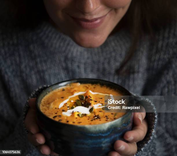 Frau Hält Eine Schüssel Suppe Essen Fotografie Rezept Idee Stockfoto und mehr Bilder von Suppe