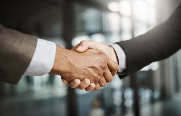 gli affari sono fatti - handshake human hand business relationship business foto e immagini stock