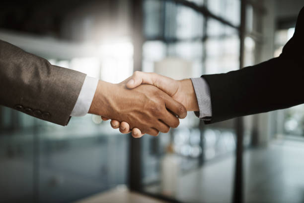 sono contento che siamo d'accordo - handshake human hand business relationship business foto e immagini stock