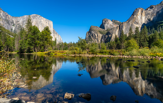 Reflexión de río del Parque Nacional de Yosemite. California. ESTADOS UNIDOS photo
