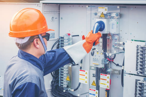 operación y mantenimiento en planta de energía solar; equipo de ingeniería en control y mantenimiento en planta de energía solar - sun watch fotografías e imágenes de stock