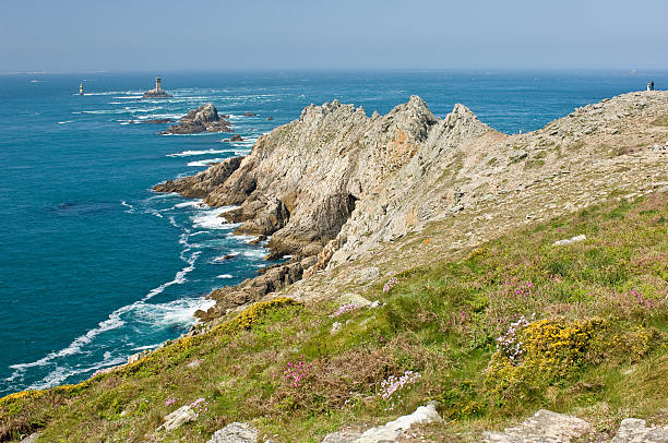 pointe du raz - headland fotografías e imágenes de stock