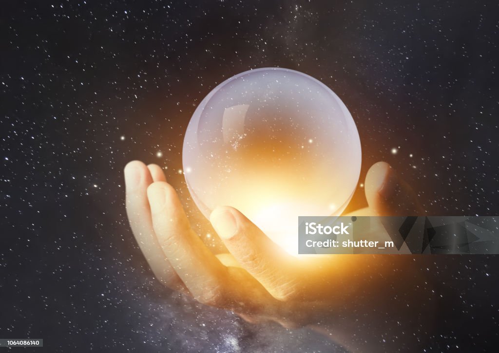 Geschäftsmann Hand mit kristallklaren Kugel mit Galaxie Universum Weltraum Hintergrund - Lizenzfrei Kristallkugel Stock-Foto