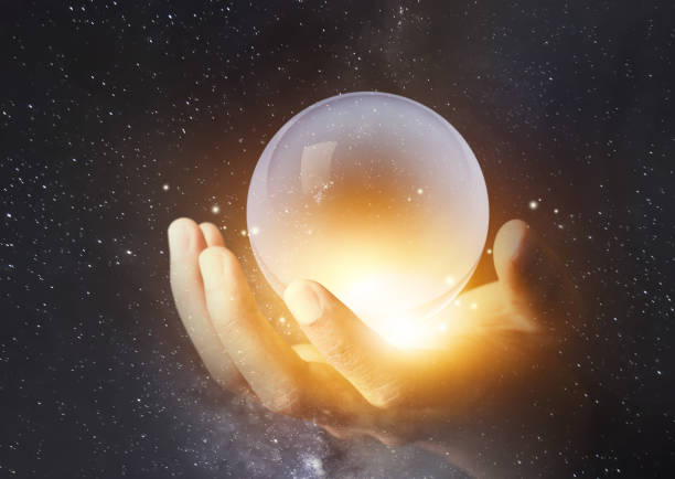 main d’homme d’affaires tenant une boule cristal claire avec le fond de l’espace univers galaxie - transparent crystal crystal ball human hand photos et images de collection