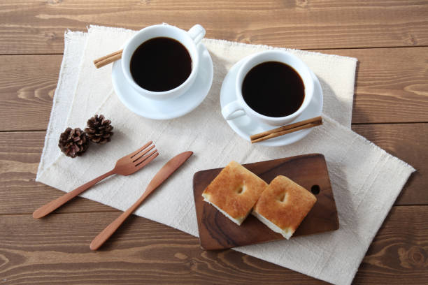 focaccia pizza pan en la mesa de madera con taza de café - nobody tablecloth cup saucer fotografías e imágenes de stock