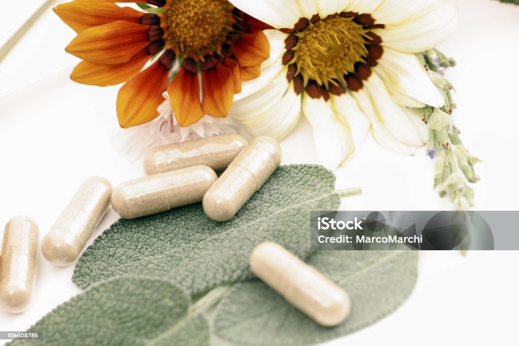 Pílulas e flores - Foto de stock de Comprimido royalty-free