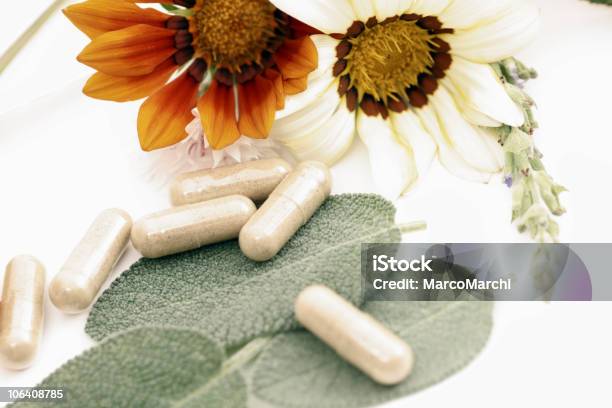 Foto de Pílulas E Flores e mais fotos de stock de Comprimido - Comprimido, Flor, Alimentação Saudável