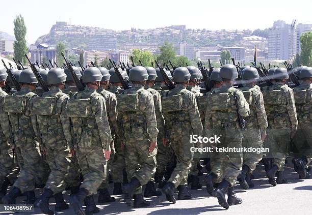 Soldados Em Desfile Das Forças Armadas - Fotografias de stock e mais imagens de Adulto - Adulto, Andar, Desfile