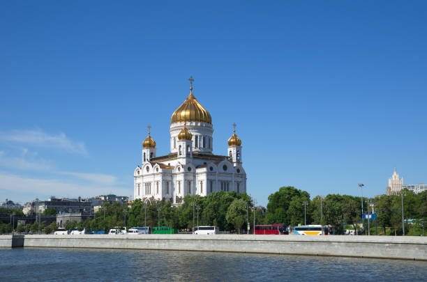 kathedrale von christ der retter in sonnigen sommertag, moskau, russland - cathedral russian orthodox clear sky tourism stock-fotos und bilder