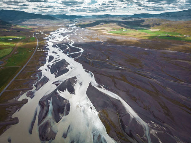 istock Long snow hills like web in Iceland 1064093974