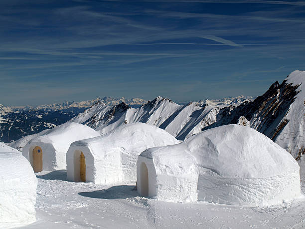 igloos en las montañas - iglú fotografías e imágenes de stock