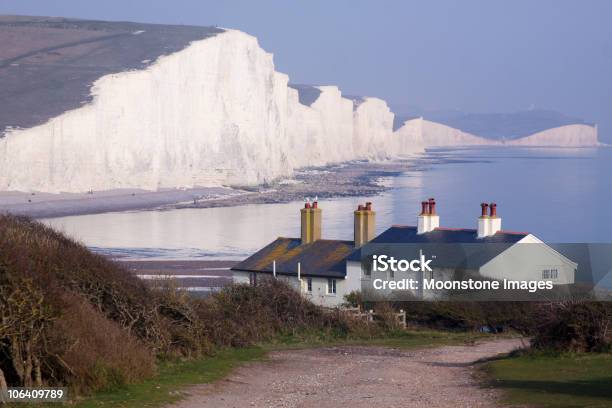 Photo libre de droit de Cuckmere Haven Dans Le East Sussex Angleterre banque d'images et plus d'images libres de droit de Plage - Plage, Eastbourne, Maison de campagne