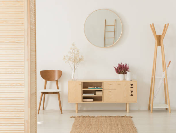 gabinete de madera con flores y heather entre elegante silla marrón y suspensión de madera, foto real - round mirror fotografías e imágenes de stock