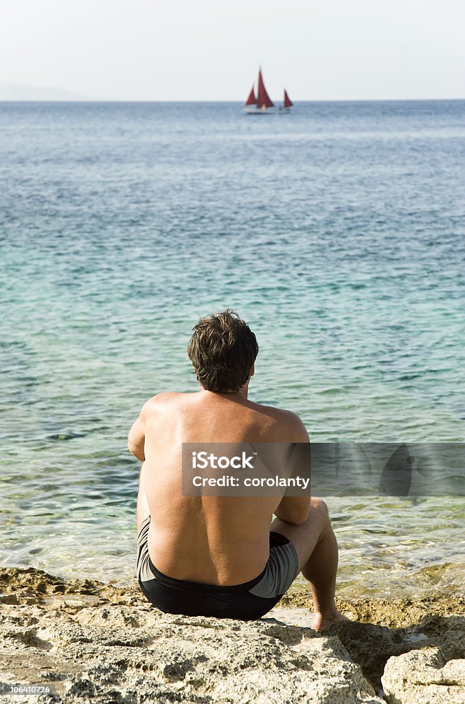 男性シッティングエリアで�は、海の岩 - 1人のロイヤリティフリーストックフォト