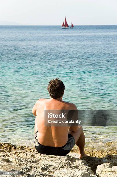 男性シッティングエリアでは海の岩 - 1人のストックフォトや画像を多数ご用意 - 1人, カラー画像, ギリシャ