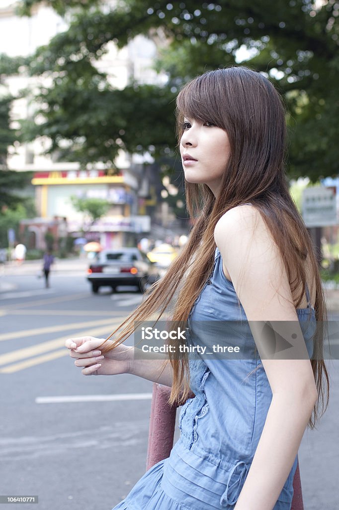 Uma jovem na rua - Foto de stock de 20 Anos royalty-free
