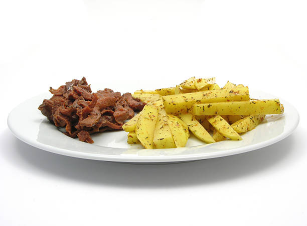 geschnetzeltes de soja y patatas fritas - geschnetzeltes fotografías e imágenes de stock