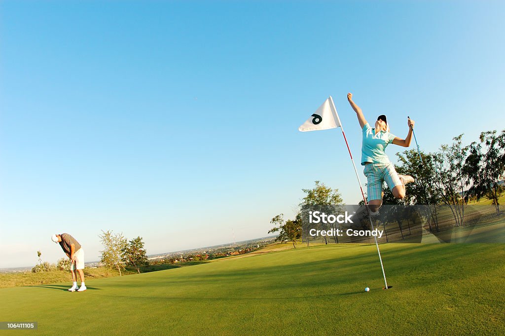 Dwóch młodych ludzi Gra w golfa - Zbiór zdjęć royalty-free (Aktywny tryb życia)