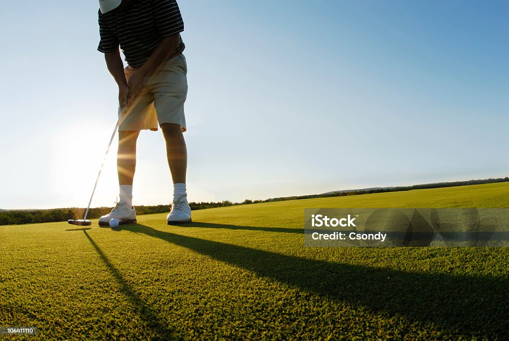 Jeune homme jouant au golf - Photo de Coucher de soleil libre de droits