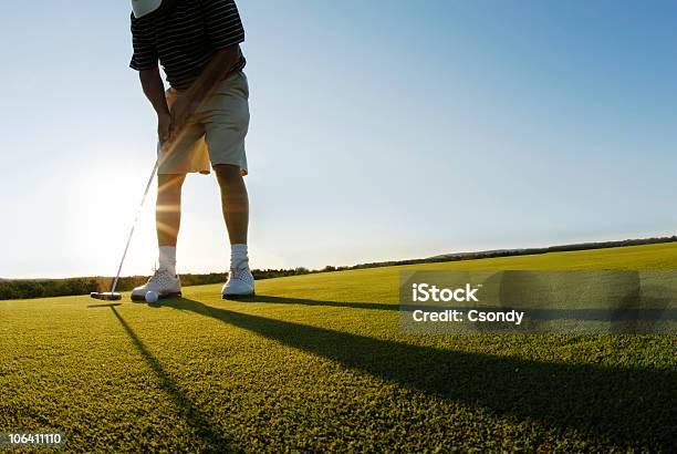 Photo libre de droit de Jeune Homme Jouant Au Golf banque d'images et plus d'images libres de droit de Coucher de soleil - Coucher de soleil, Golf, Ombre