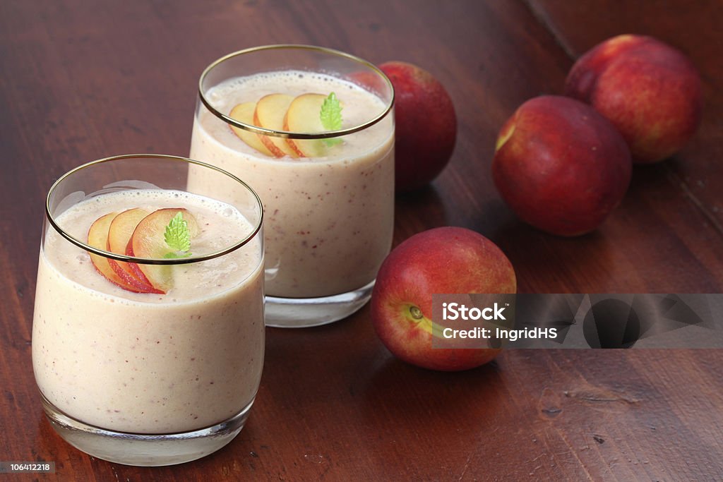 Nectarine milk shake - Photo de Milk-shake libre de droits