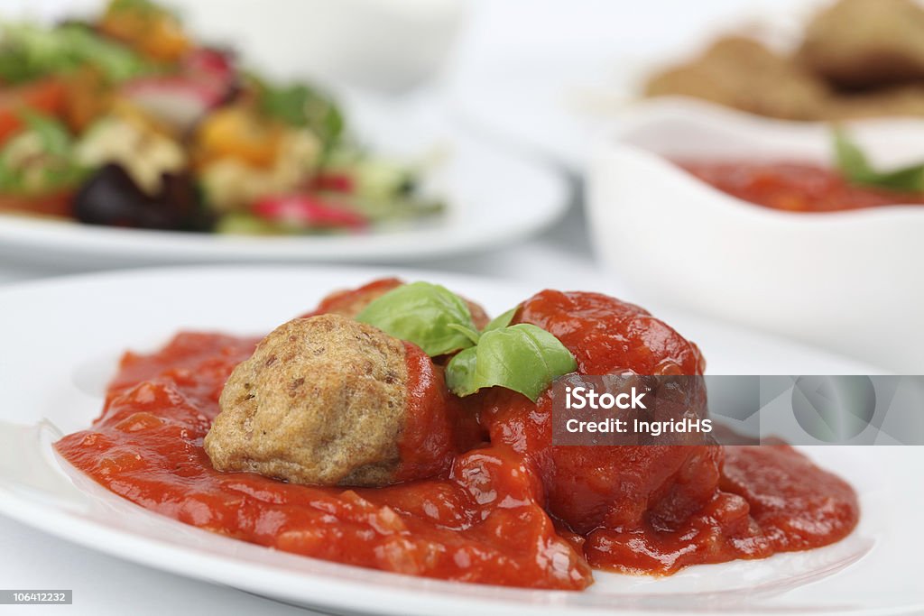 Gegrillte Fleischbällchen mit Tomaten-sauce - Lizenzfrei Basilikum Stock-Foto