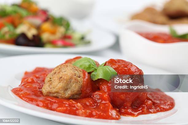 Arrosto Di Polpette Con Salsa Di Pomodoro - Fotografie stock e altre immagini di Antipasto - Antipasto, Arrosto - Cibo cotto, Basilico