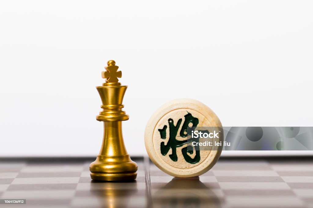 Foto de O Confronto Entre O Xadrez Chinês E O Xadrez Ocidental O Confronto  Entre O Rei E O Jogo e mais fotos de stock de Aposta - iStock