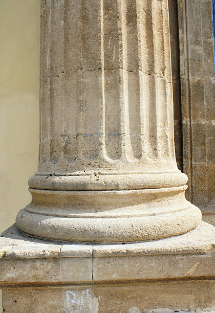 Massawa, Northern Red Sea Region, Eritrea: arcade with Corinthian columns and their acanthus leaves decoration - ruins of the Palazzo Banca d'Italia, once a magnificent Italian building destroyed by ground fighting and aerial bombardment in 1990 - designed by the engineer Giuseppe Cane in neo-Moorish / Arab-Ottoman style - Piazza Principe di Piemonte / Baratieri - Batse island, the old town.