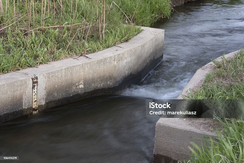 irrigation fossé avec une structure flux mesure - Photo de Agriculture libre de droits