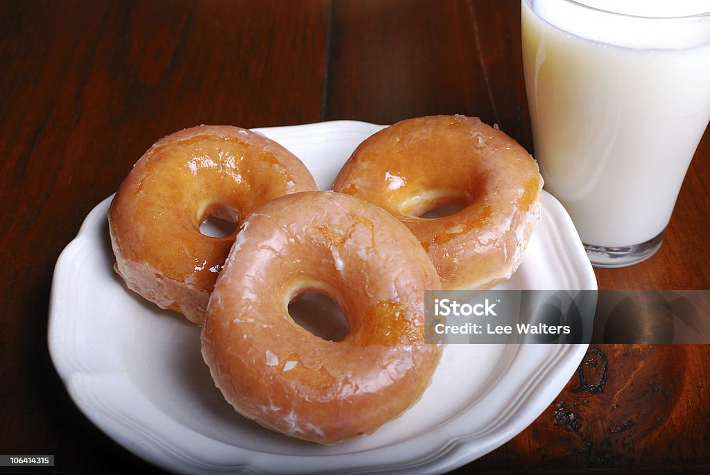 Glaurowana Donuts i mleko - Zbiór zdjęć royalty-free (Aranżacja)