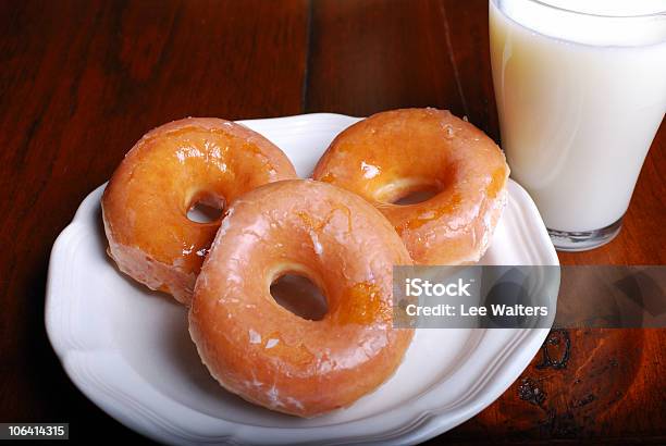 Glaurowana Donuts I Mleko - zdjęcia stockowe i więcej obrazów Aranżacja - Aranżacja, Barwne tło, Bez ludzi