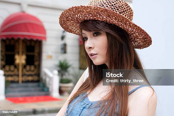 Retrato De Una Mujer Joven Asiática Foto de stock y más banco de imágenes de 20 a 29 años - 20 a 29 años, Adulto, Adulto joven