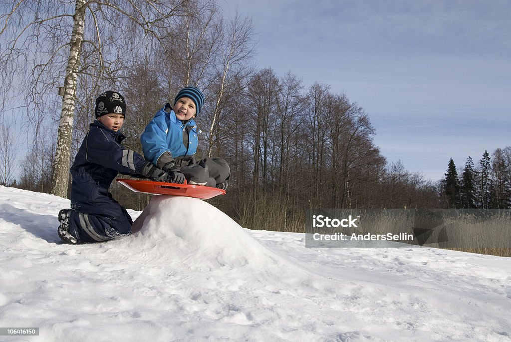 Dos chicos jugando con sled - Foto de stock de Aire libre libre de derechos