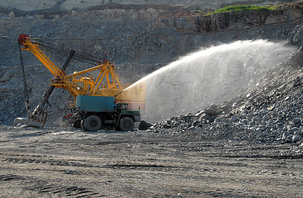 hydromonitor - iron mining photos et images de collection