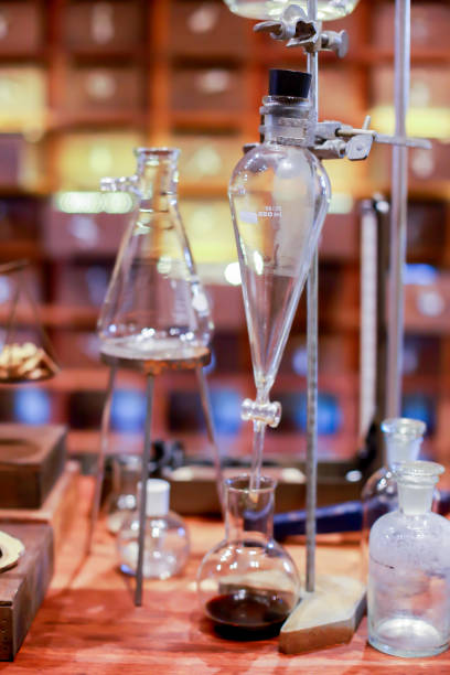 vintage equipment of chemical laboratory on wooden table - old laboratory alchemy alchemist imagens e fotografias de stock