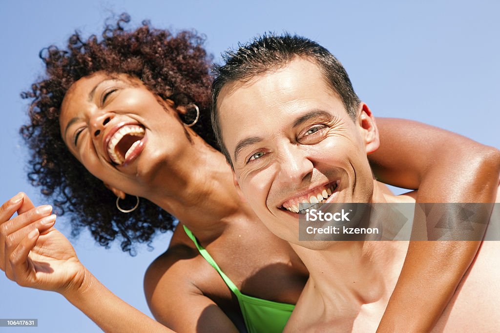 Coppia che abbraccia l'altro in spiaggia - Foto stock royalty-free di Abbracciare una persona