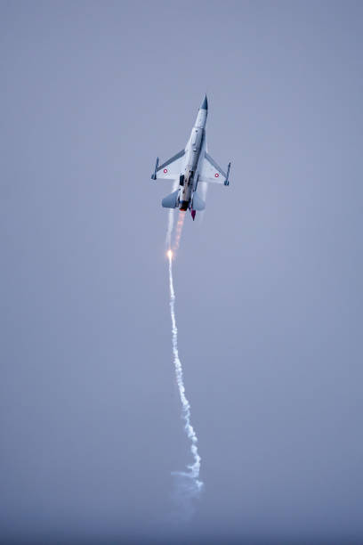 датский f-16 fighting falcon в скоростном действии сбрасывает ракеты - general dynamics f 16 falcon стоковые фото и изображения