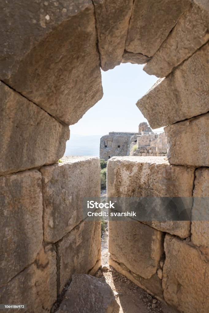 Vue de la tour d’angle de l’échappatoire de la destruction de la tour ronde dans la forteresse de Nimrod, situé en Haute-Galilée dans le nord d’Israël à la frontière avec le Liban. - Photo de Antique libre de droits