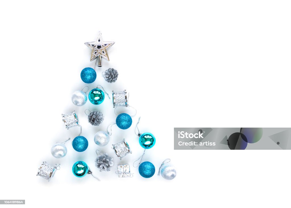 Foto de Árvore De Natal Ornamentos Decorativos Da Estrela De Prata Bolas  Azuis Pinha Ouropéis E Tambores Sobre Fundo Branco Dispostas Em Forma De  Árvore De Pinho Com Espaço De Cópia Para