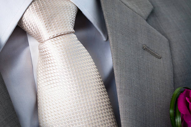 cravatta in seta grigio e bianco con giacca con revers - suit necktie close up gray foto e immagini stock