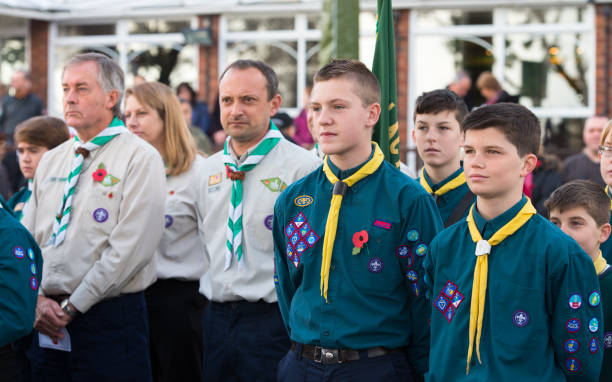 parata del giorno della memoria domenicale, persone e veterani marciano nella parata annuale, clacton on sea, essex - marines uniform medal armed forces foto e immagini stock