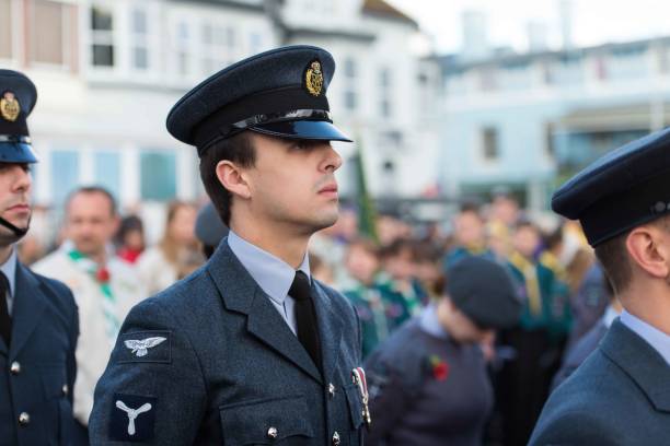 sonntag remembrance day parade, menschen und veteranen marschieren in die jährliche parade, clacton auf meer, essex - royal marines stock-fotos und bilder