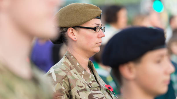 sunday remembrance day parade, ludzie i weterani maszerują w dorocznej paradzie, clacton na morzu, essex - royal marines zdjęcia i obrazy z banku zdjęć