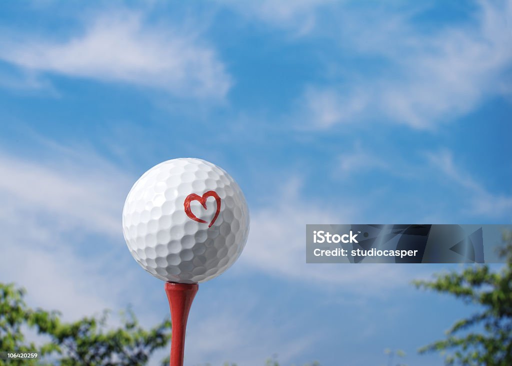 ゴルフボールの T シャツ - ゴルフのロイヤリティフリーストックフォト